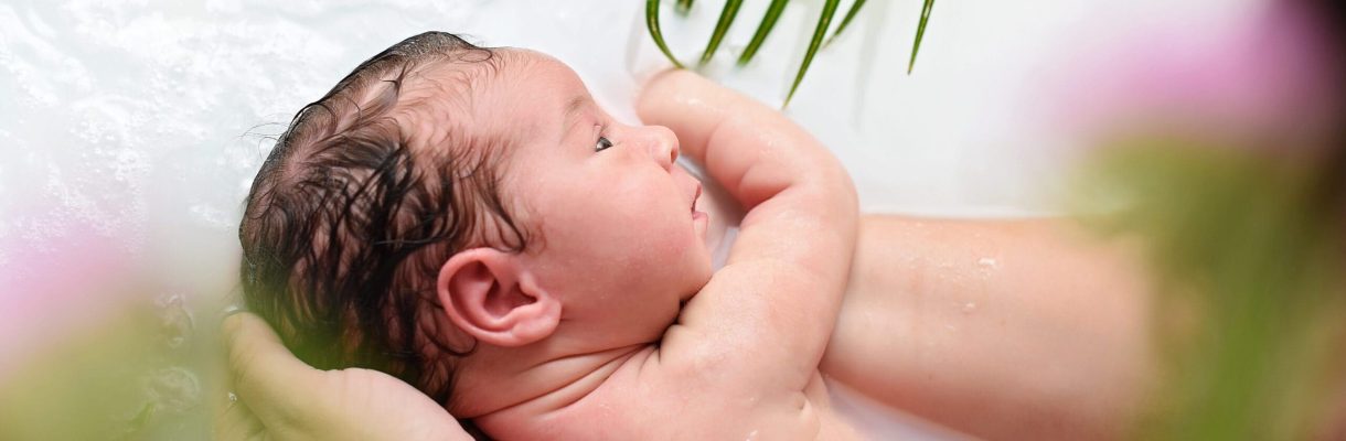 bain enveloppé bébé
